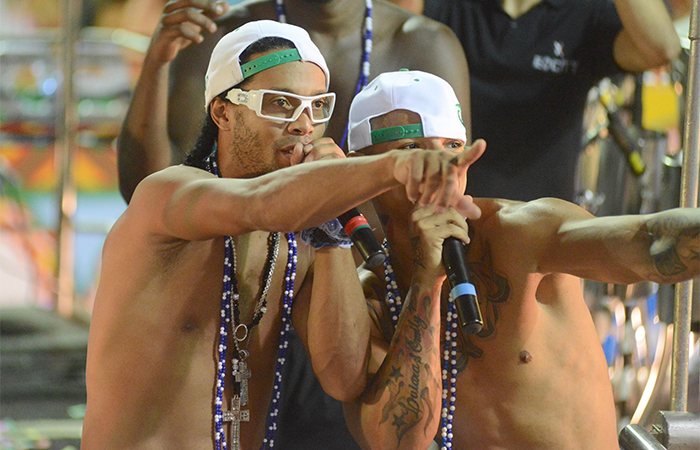 Ronaldinho Gaúcho canta em bloco e agita o Carnaval de Salvador