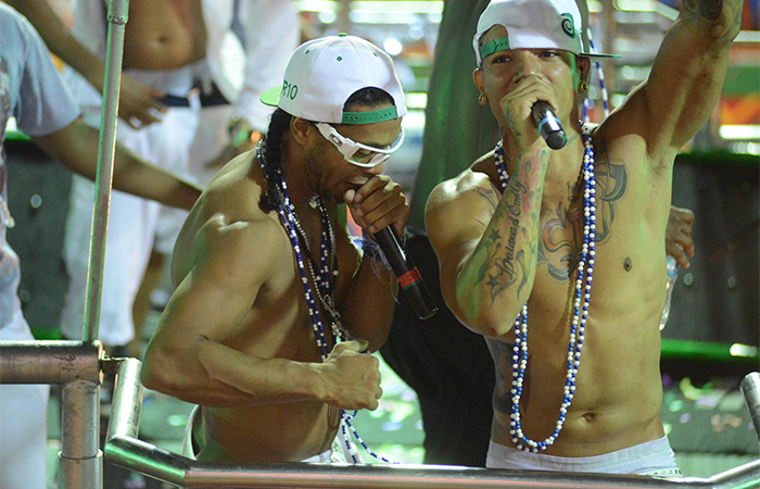 Ronaldinho Gaúcho canta em bloco e agita o Carnaval de Salvador