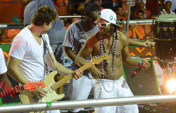 Ronaldinho Gaúcho canta em bloco e agita o Carnaval de Salvador