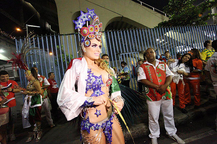 Veja imagens dos famosos na concentração da Grande Rio