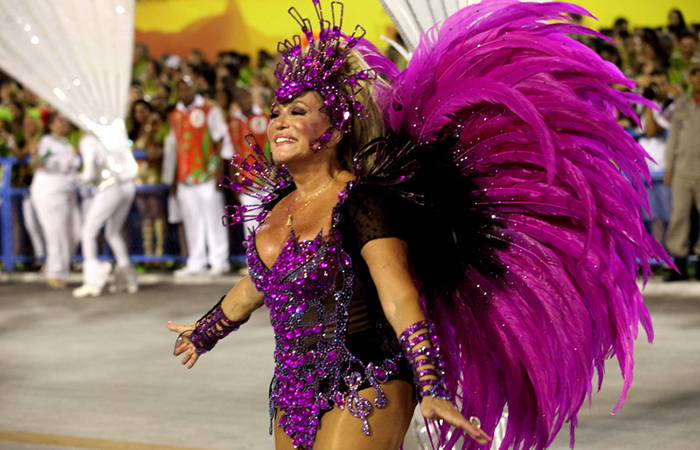 Na comissão de frente da Grande Rio, Susana Vieira é carregada pelos bailarinos