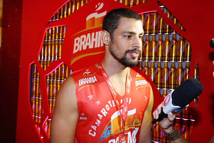 Cauã Reymond dá entrevistas