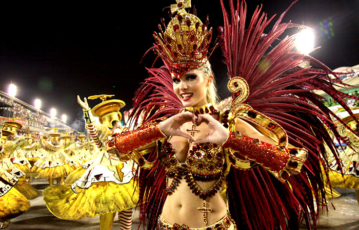 Barbara Evans faz coração para os fãs durante desfile da Grande Rio