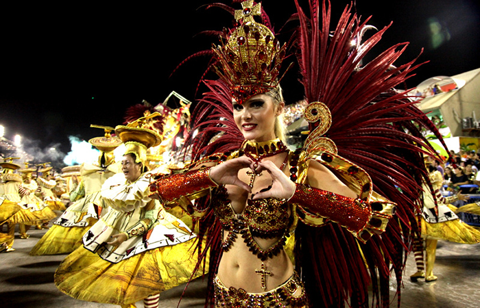 Barbara Evans faz coração para os fãs durante desfile da Grande Rio