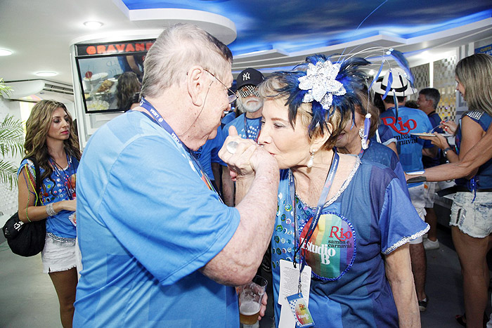 Glória Menezes cumprimenta Boni, homenageado do Camarote Estúdio B