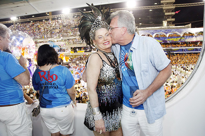 Paulo Bial dá beijão em Vera Fischer