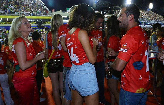 Sophie Charlotte e Malvino Salvador batem papo em camarote no Rio