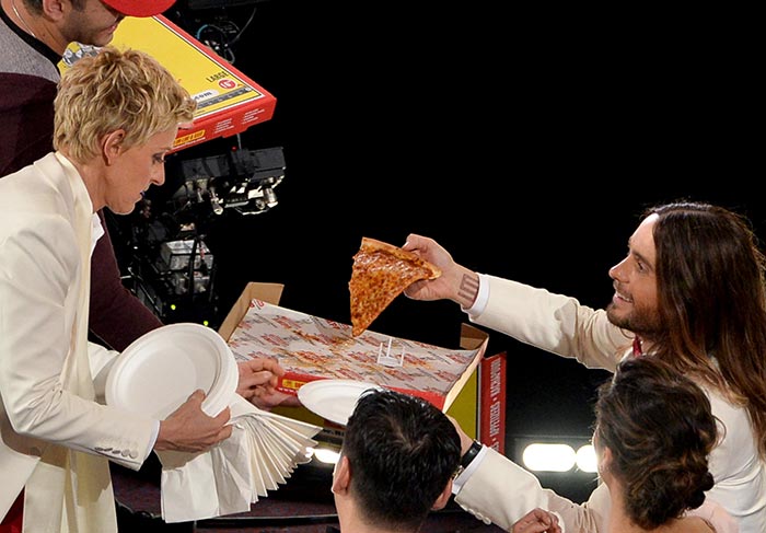 Ellen DeGeneres  pede pizza durante a festa