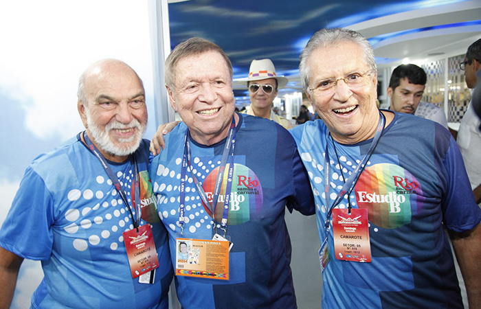 Lima Duarte, Boni e Carlos Alberto de Nóbrega posam para foto em camarote na Sapucaí