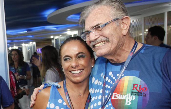 Lima Duarte, Boni e Carlos Alberto de Nóbrega posam para foto em camarote na Sapucaí