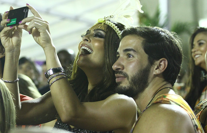 Amor no sambódromo: Juliana Paes e o marido em clima de romance