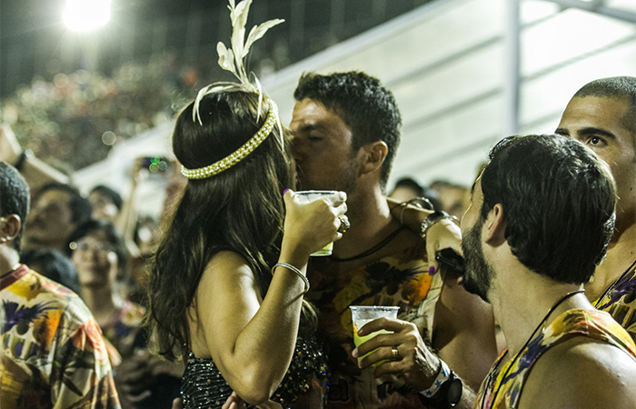 Amor no sambódromo: Juliana Paes e o marido em clima de romance