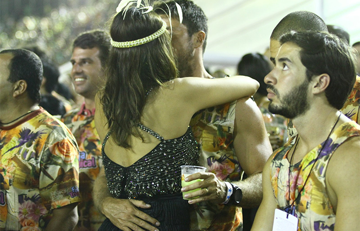 Amor no sambódromo: Juliana Paes e o marido em clima de romance