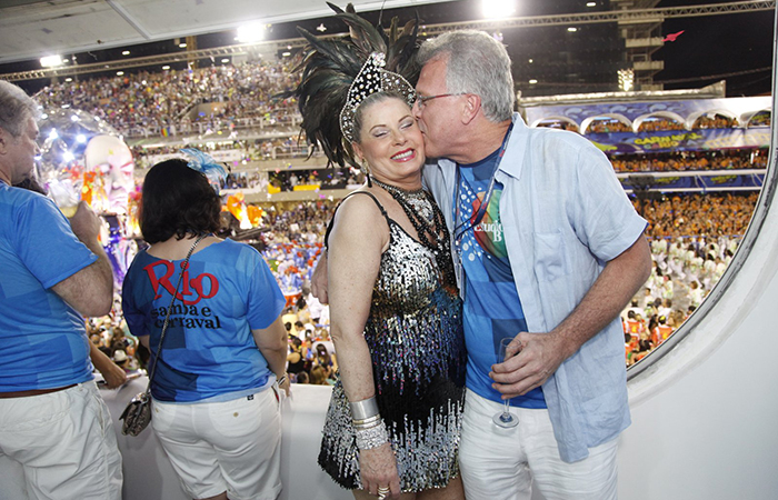 Pedro Bial dá beijão no rosto de Vera Fischer em camarote