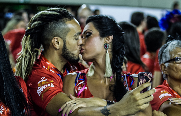 Recuperado, Belo cai na folia no sambódromo do Rio