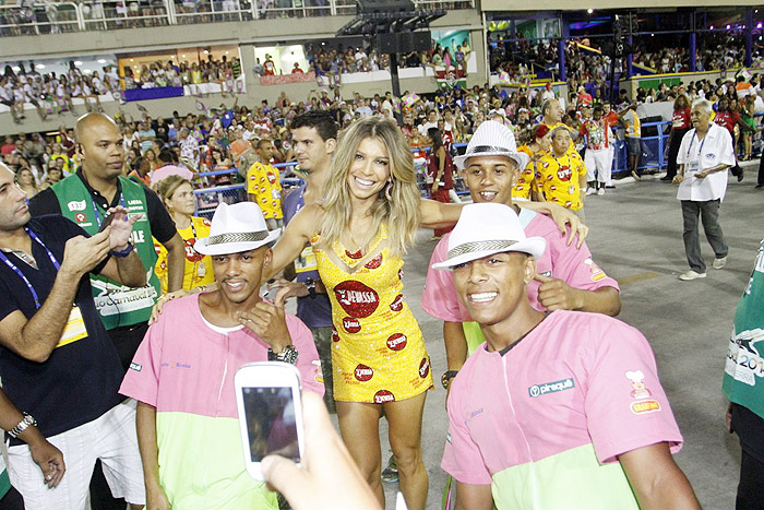 Famosos curtem camarote Devassa no primeiro dia de desfile do Rio