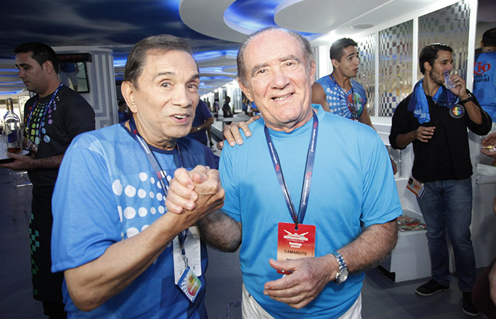 Renato Aragão e Dedé Santana curtem o carnaval no Sambódromo