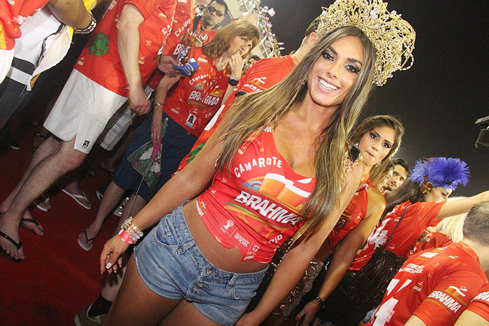 Nicole Bahls curte os desfiles do Rio no camarote da Brahma