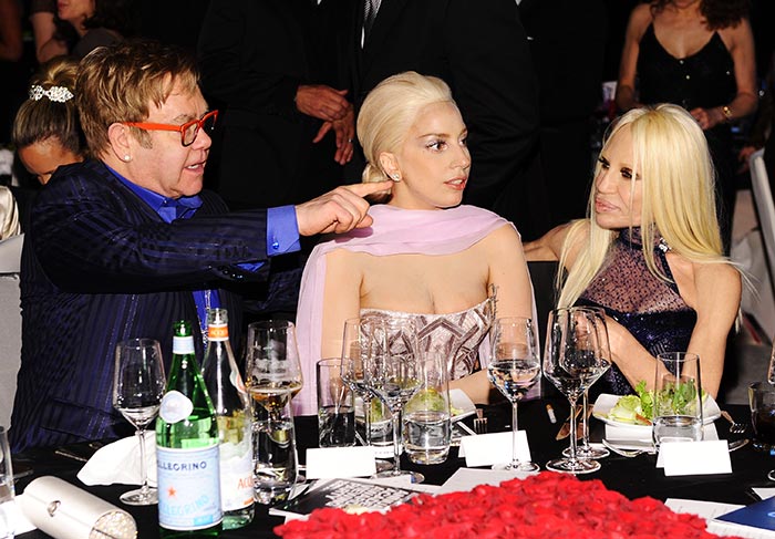 Lady Gaga prestigia festa pós-Oscar de Elton John