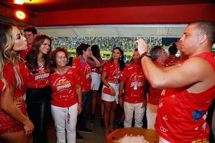 Sabrina Sato, Ronaldo e Bruna Marquezine na folia do camarote Brahma