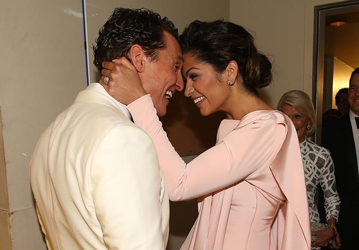 Camila Alves enche Matthew McConaughey de carinho na noite do Oscar