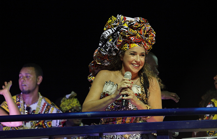 Daniela Mercury arrasta foliões pelas ruas de Salvador