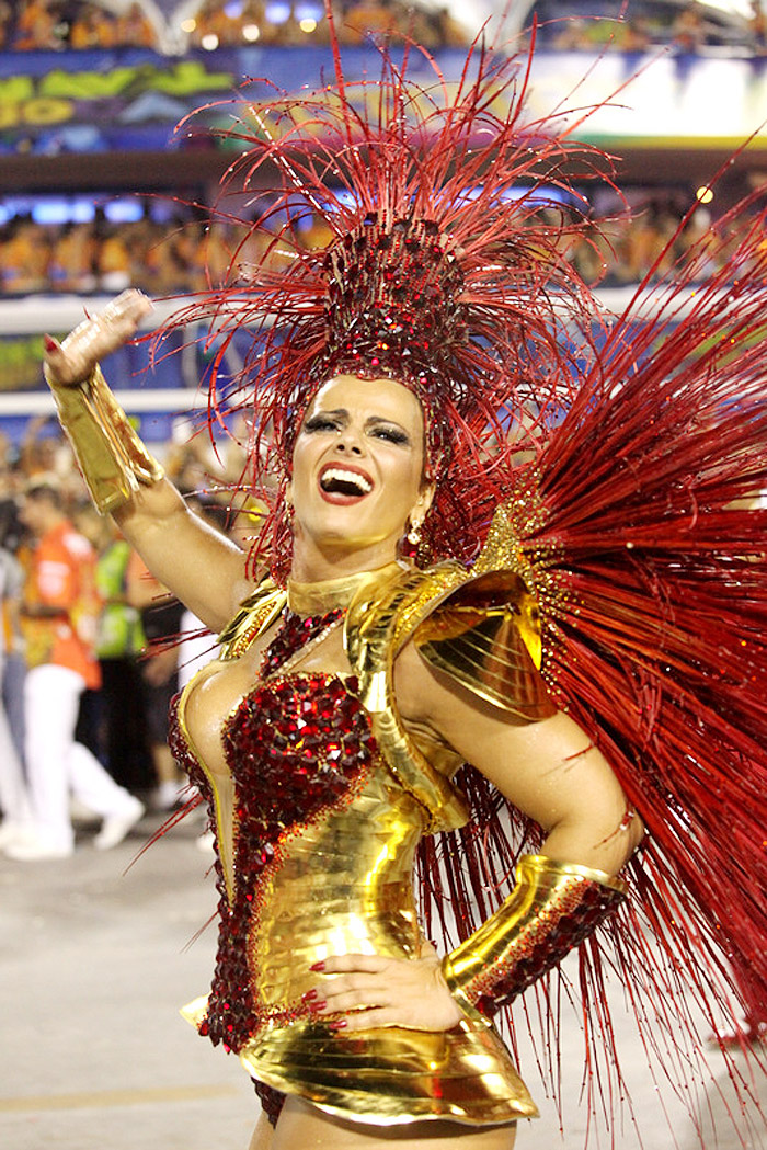 Viviane Araújo não segura o choro durante desfile do Salgueiro