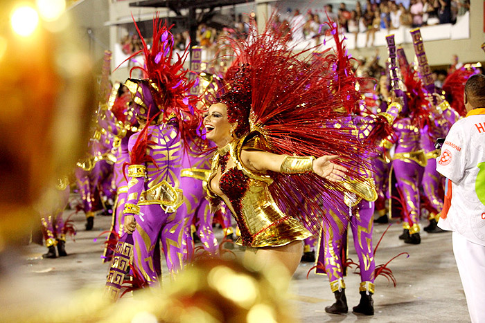 Viviane Araújo não segura o choro durante desfile do Salgueiro