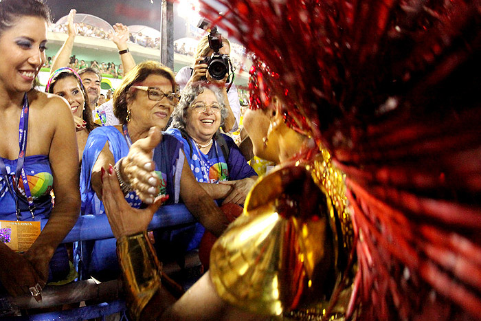 Viviane Araújo não segura o choro durante desfile do Salgueiro