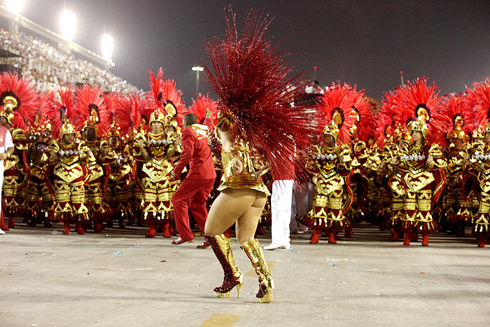 Viviane Araújo não segura o choro durante desfile do Salgueiro