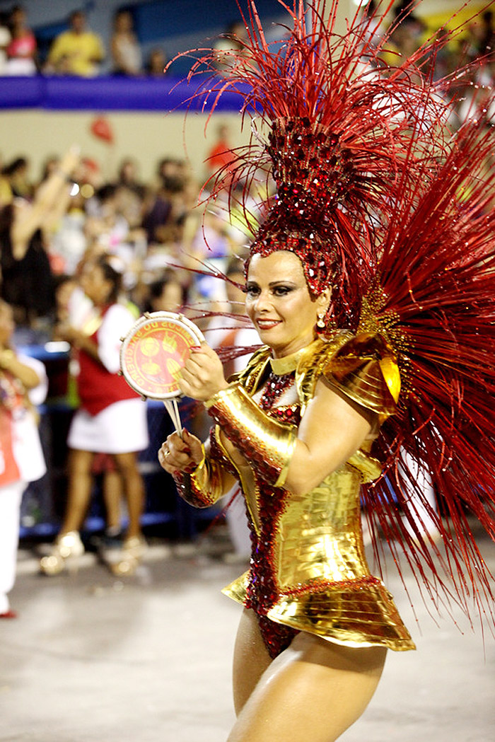 Viviane Araújo não segura o choro durante desfile do Salgueiro