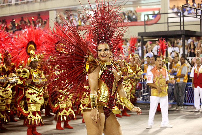 Viviane Araújo não segura o choro durante desfile do Salgueiro