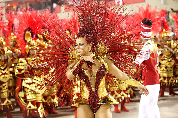 Viviane Araújo não segura o choro durante desfile do Salgueiro