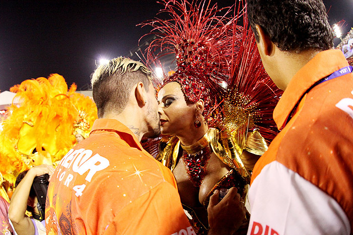 Viviane Araújo não segura o choro durante desfile do Salgueiro