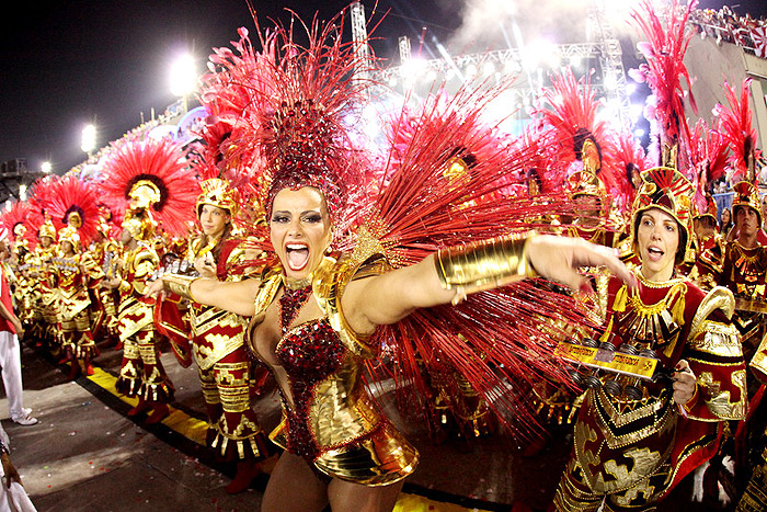 Viviane Araújo não segura o choro durante desfile do Salgueiro