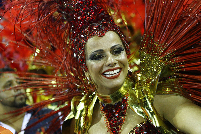 Viviane Araújo não segura o choro durante desfile do Salgueiro