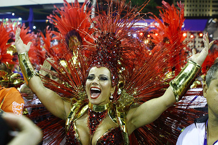 Viviane Araújo não segura o choro durante desfile do Salgueiro