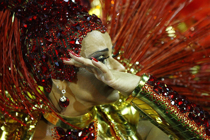 Viviane Araújo não segura o choro durante desfile do Salgueiro