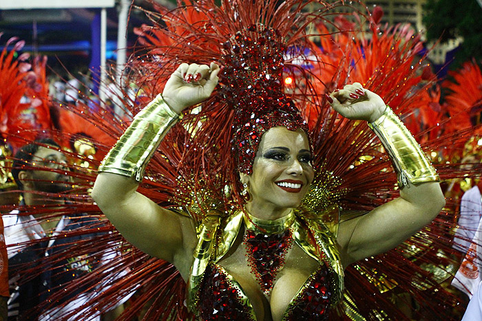 Viviane Araújo não segura o choro durante desfile do Salgueiro