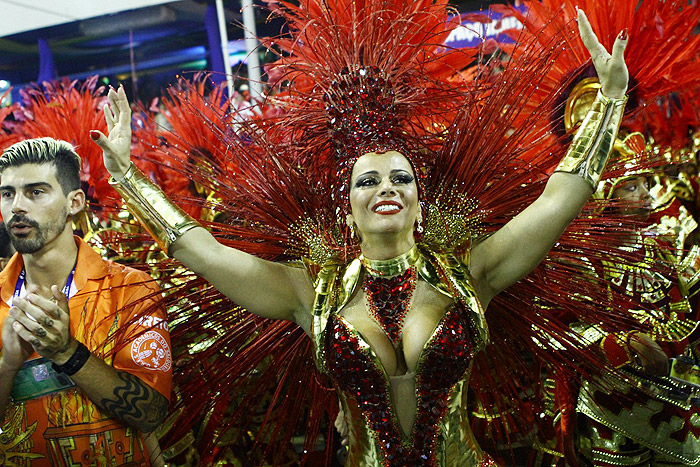 Viviane Araújo não segura o choro durante desfile do Salgueiro