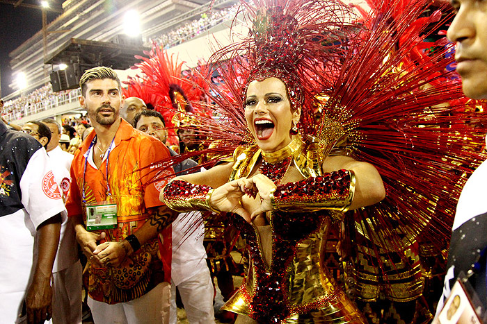 Viviane Araújo não segura o choro durante desfile do Salgueiro