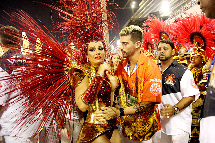 Viviane Araújo não segura o choro durante desfile do Salgueiro