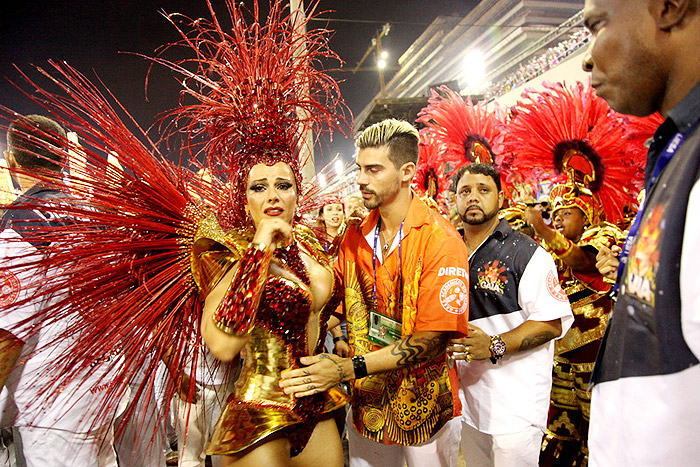 Viviane Araújo não segura o choro durante desfile do Salgueiro