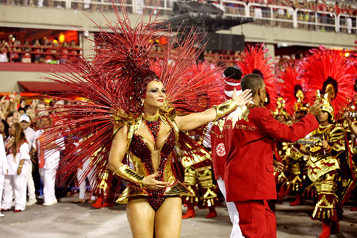 Viviane Araújo não segura o choro durante desfile do Salgueiro