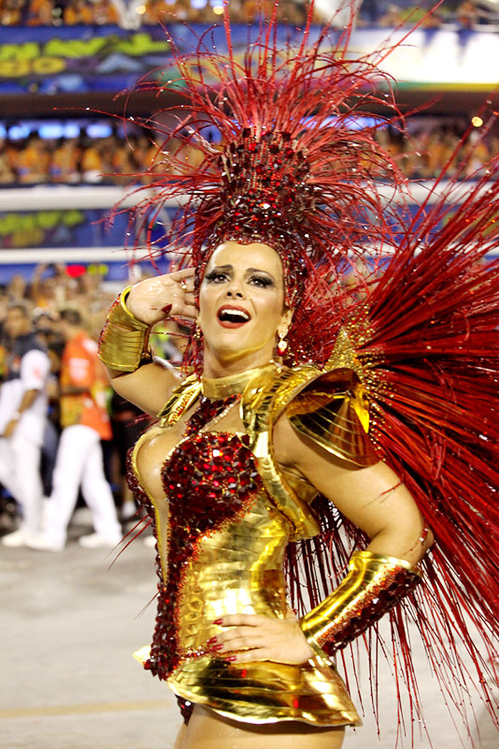 Viviane Araújo não segura o choro durante desfile do Salgueiro