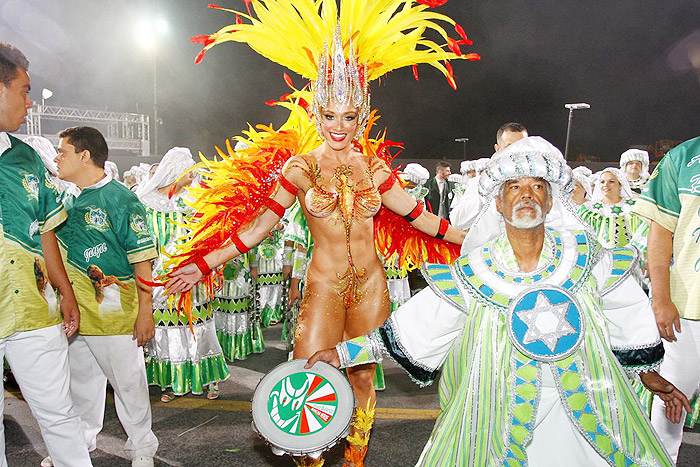 Fantasiada de Fênix, Juju Salimeni arrasa em desfile da Mancha Verde