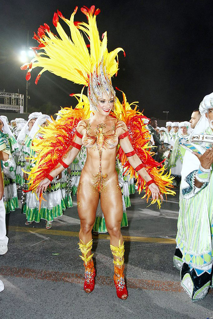 Fantasiada de Fênix, Juju Salimeni arrasa em desfile da Mancha Verde