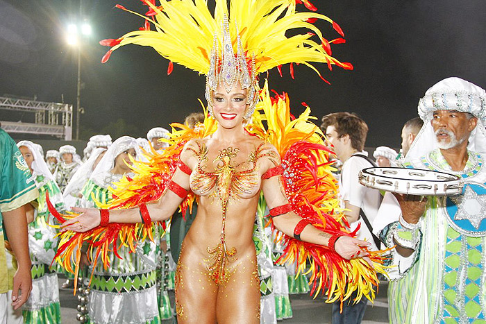 Fantasiada de Fênix, Juju Salimeni arrasa em desfile da Mancha Verde