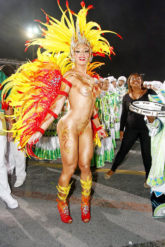 Fantasiada de Fênix, Juju Salimeni arrasa em desfile da Mancha Verde