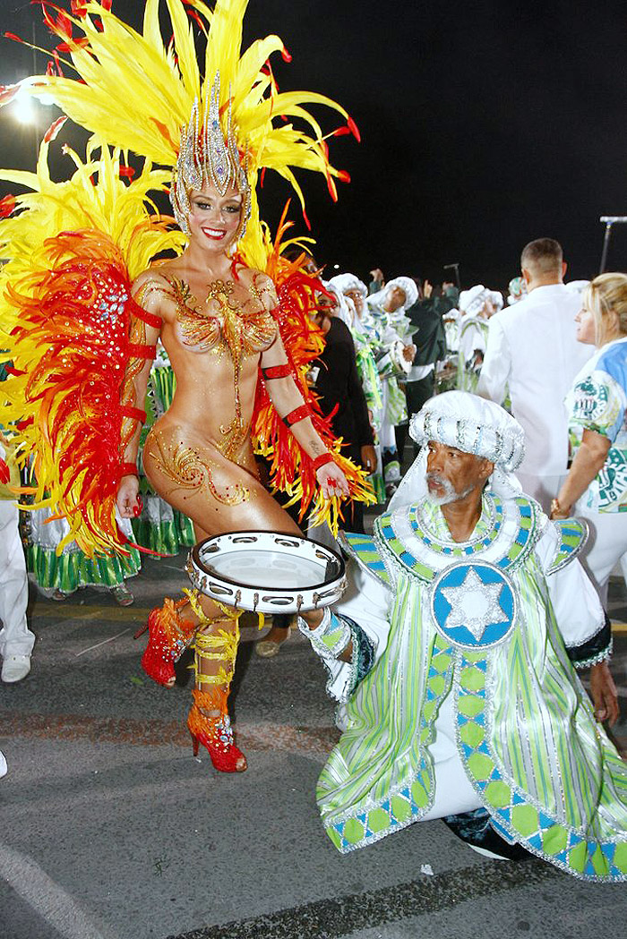 Fantasiada de Fênix, Juju Salimeni arrasa em desfile da Mancha Verde